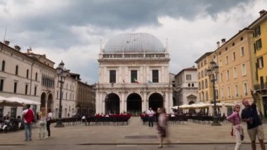 Brescia-İtalya: Turist ziyaret Piazza della Loggia kare, Timelapse