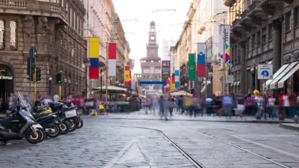 Milán, Italia: Via Dante Street con banderas y castillo en el timelapse de fondo — Vídeos de Stock