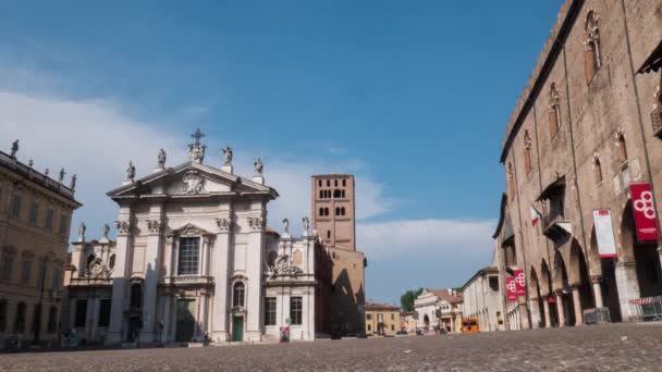 Piazza Sordello с кафтанами и герцогским дворцом в Мантуе, Timelapse — стоковое видео