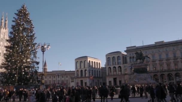 Posouvání shot z Piazza Duomo v Miláně o Vánocích — Stock video