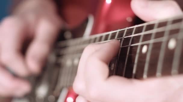 Κοντινό πλάνο της electrig κιθάρας χέρι παίκτη εκτέλεση σόλο — Αρχείο Βίντεο