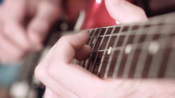 Detalhe do guitarrista realizando um solo na guitarra elétrica, foco seletivo — Vídeo de Stock