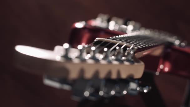 Gitarre auf der Bühne, natürlicher Blitz blinkt, wenn sich Lichter bewegen, Fokus auf den Hals — Stockvideo