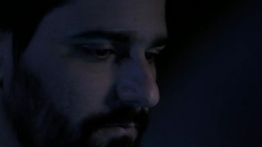Lateral yakın çekim gözlük olmadan hacker