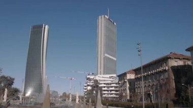 Milan şehir hayatı kuleleri, gökdelenler, insanlar ve Çeşme