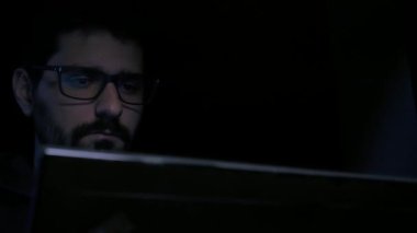 Dizüstü bilgisayar, yanal dolly vurdu gözlüklü hacker