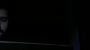 Hacker gözlüksüz laptop, yanal dolly vurdu