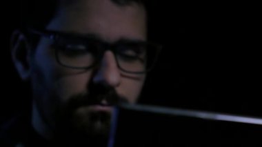 Dizüstü bilgisayar, odak çekme, çalışma hacker gözlüklü