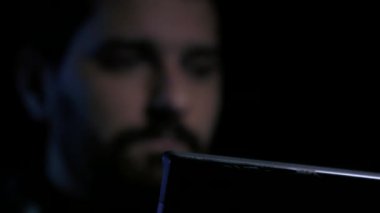 Laptop, odak çek, gözlüksüz çalışan hacker