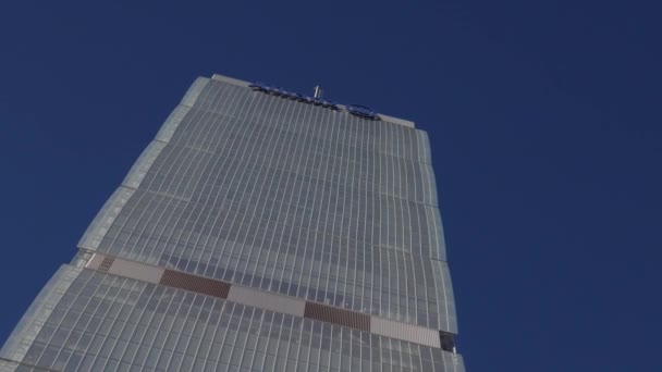 Parte de baixo para cima tiro de arranha-céu imponente — Vídeo de Stock