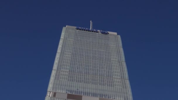 Alulról felfelé panorámafelvétel szemcsésedik Isozaki torony Milánóban — Stock videók
