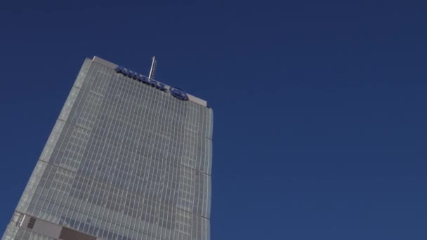 Alulról felfelé, panoráma lövés az Allianz felhőkarcoló Milánóban — Stock videók