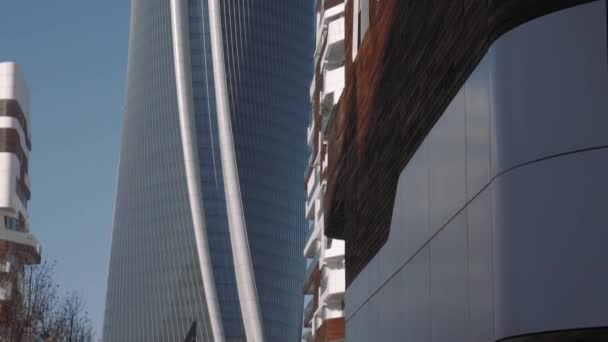 Milaan stadsleven wolkenkrabber en luxe appartementen, close-up tilt shot — Stockvideo
