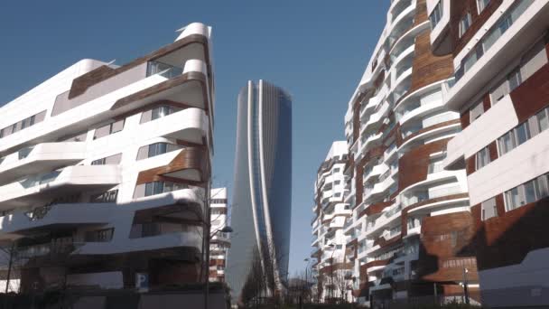 Milan şehir hayatı gökdelen ve lüks daireler — Stok video