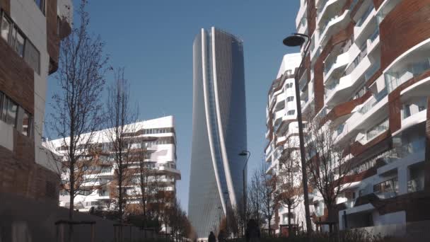 Milaan stadsleven wolkenkrabber en residentiële appartementen — Stockvideo