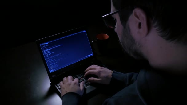 Overhead shot de hacker trabajando con gafas — Vídeos de Stock