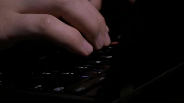 Выявление снимка рук хакера, печатающих на клавиатуре — стоковое видео