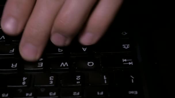 Dolly tiro de hacker mãos digitando, teclado preto — Vídeo de Stock