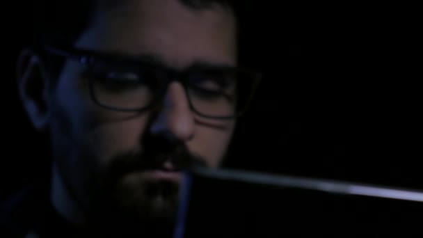Hacker trabalhando no laptop, foco puxar, vestindo óculos — Vídeo de Stock