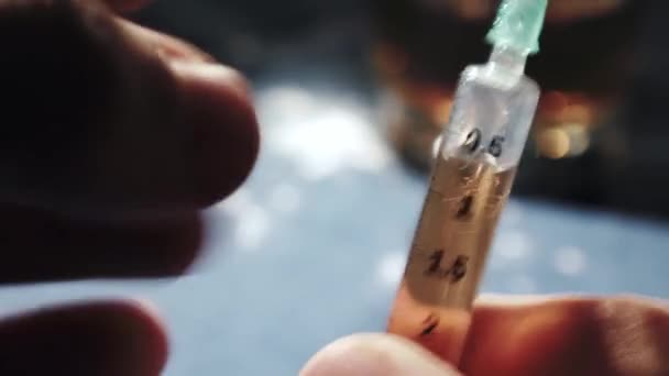 Drug addiction, Junkie tapping syringe full of heroin — Stock Video