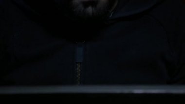 Eğimli atış laptop, gözlüksüz çalışan hacker