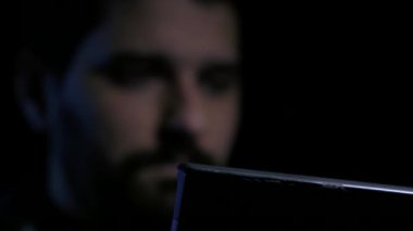 Dizüstü bilgisayarda çalışma gözlüksüz hacker üzerinde odak çekme
