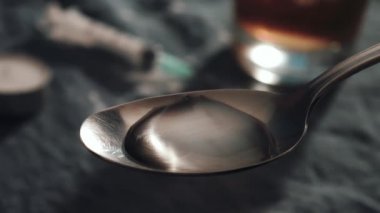 Kaşık ve aşçı üzerinde toz eroin ekleme