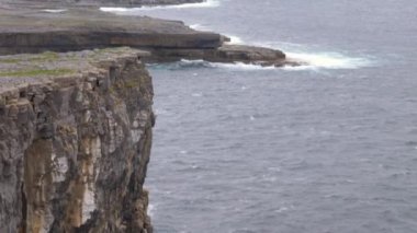 Dalgalar çökmesini uçurumlar, Aran Islands, İrlanda'da, yakın çekim