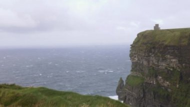 Rüzgar, dalgalar, deniz ve çim uçuruma Moher, İrlanda
