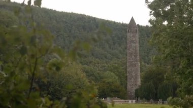 Yuvarlak kulenin Glendalough manastır sitedeki, İrlanda