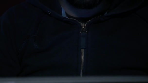 Hacker trabalhando em laptop, tiro inclinação, usando óculos — Vídeo de Stock