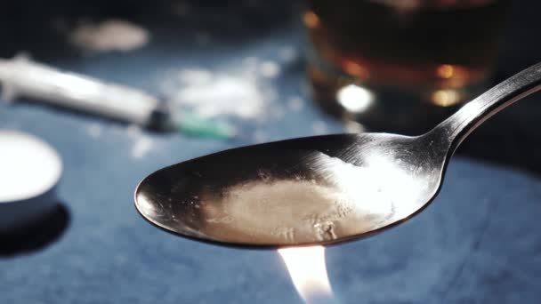Κοντινό πλάνο του ανθρώπου μαγείρεμα λευκή ηρωίνη σε κουτάλι — Αρχείο Βίντεο
