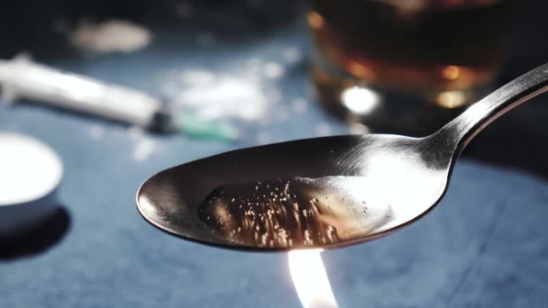 烹饪在勺子里的海洛因 — 图库视频影像