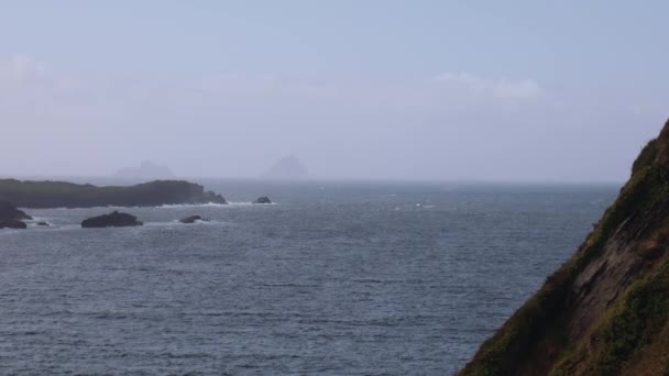 Острова Скеллиг вдалеке, Ирландия. Местонахождение фильма "Звездные войны" . — стоковое видео