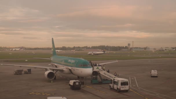Utasok, sík, a dublini repülőtéren beszállás hajnalban — Stock videók