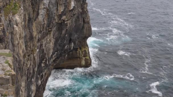 Ondas oceánicas rodando sobre acantilados, islas Aran, Irlanda — Vídeos de Stock