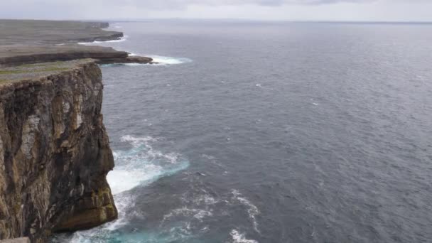 Kustlijn en de kliffen van Aran islands, Ierland — Stockvideo