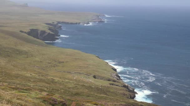 Establecimiento de tiro, costa del océano, Irlanda — Vídeo de stock