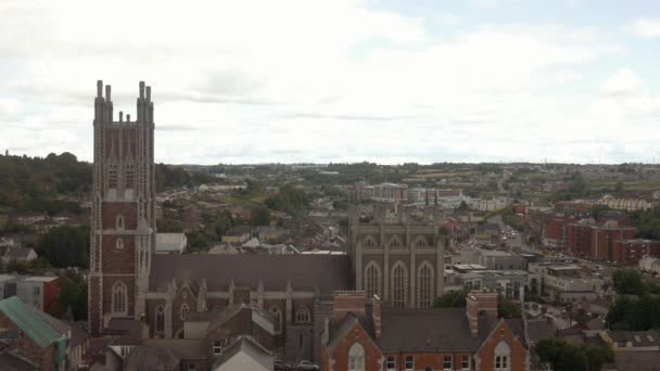 Panoráma nyílik Cork, Szent Mária és Szent Anna templom; Írország — Stock videók