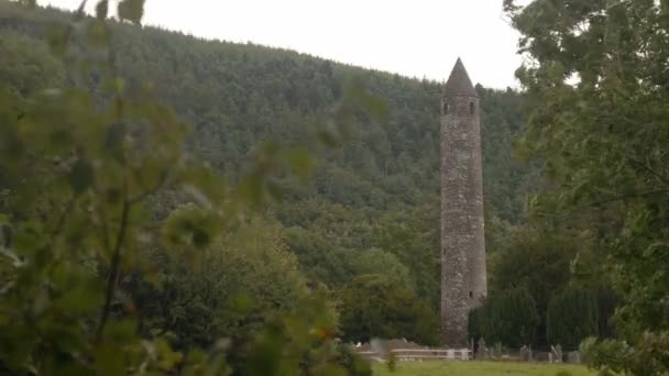 Torre redonda en Glendalough sitio monástico, Irlanda — Vídeo de stock