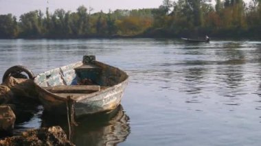 Eski bir nehir tekne palamarla, yeni bir aşağı akım gider