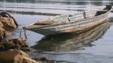 Eski bir nehir dalgaları tarafından vurmak tekne wobbles demirleyen
