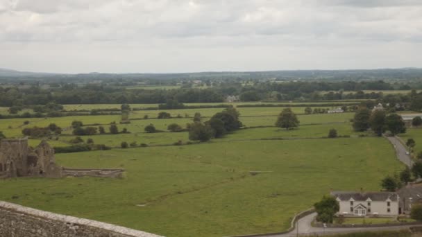 Hore abbey i de irländska ängarna — Stockvideo