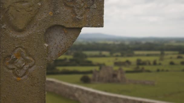 Abadia de Hore vista de uma cruz do cemitério da Rocha de Cashel — Vídeo de Stock