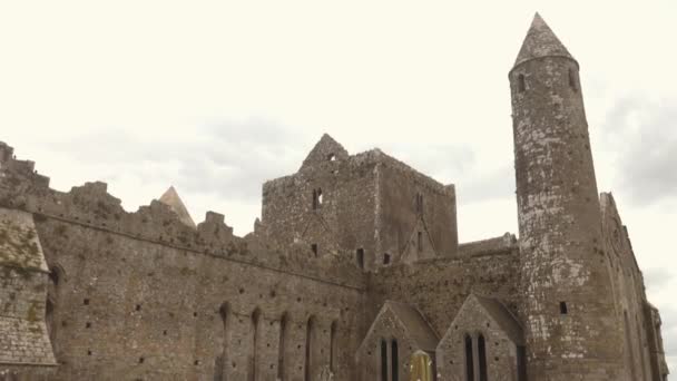 Κλίση πυροβόλησε στο στρογγυλό πύργο από το βράχο της Cashel, Ιρλανδία — Αρχείο Βίντεο