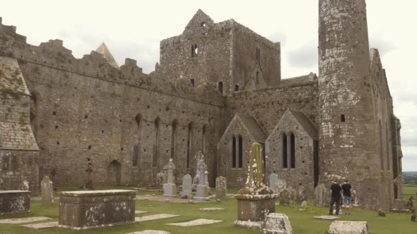 Turista visitando a Rocha de Cashel, Irlanda — Vídeo de Stock