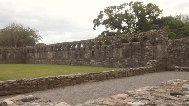ジャー ポイント アイルランドのシトー会修道院の廃墟の回廊 — ストック動画