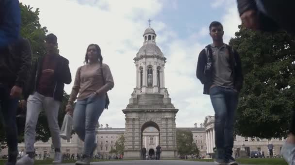 Studenten zu Fuß am Trinity College, Dublin — Stockvideo