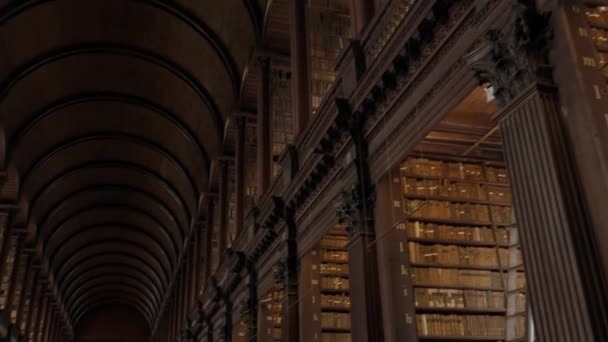 Panorama z Dublinské Trinity College Library dlouhou místnost — Stock video