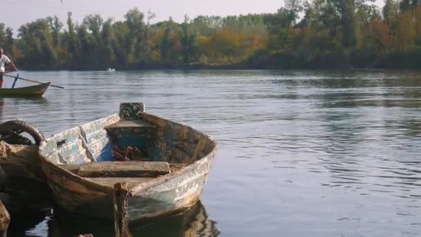 Valesana ramant sur un bateau typiquement italien sur la rivière Tessin en Italie — Video